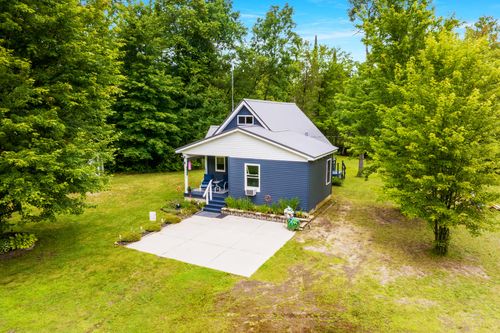 16088 Bentley Rd, Thompsonville, MI, 49683-9302 | Card Image
