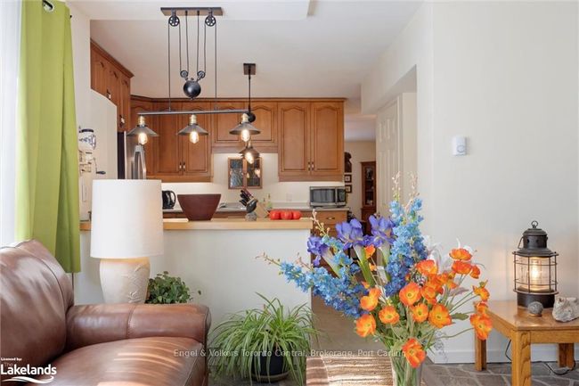 3-bdrm apt: living room looking into the kitchen | Image 9