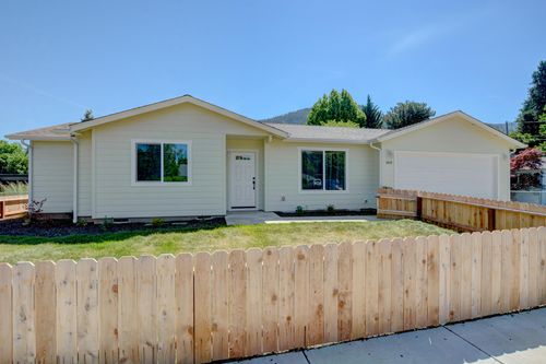 1637 Carnahan Dr, Grants Pass, OR, 97527-4723 | Card Image