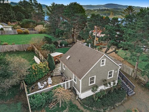 806 Ne Mast Ave, Lincoln City, OR, 97367-3221 | Card Image