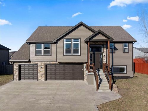 916 N Hickory Dr, Tonganoxie, KS, 66086-5449 | Card Image