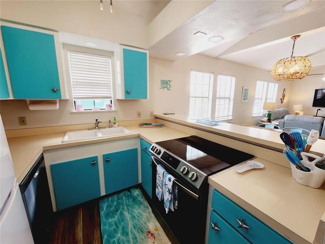 16606 John Davis Rd, House other with 2 bedrooms, 1 bathrooms and null parking in Jamaica Beach TX | Image 11