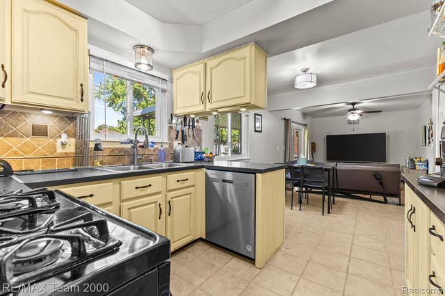 10_7485_Pointe_Dr10_mls.jpg | Image 9