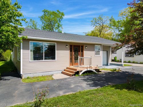 7969 Richardson Rd, West Bloomfield, MI, 48323-1074 | Card Image