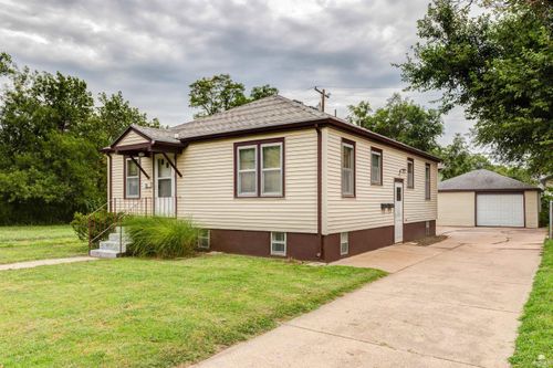 131 S 12th St, Salina, KS, 67401-2705 | Card Image