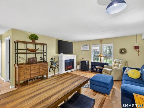 16-82 Longview St, Waterford, CT, 06385-3021 | Card Image