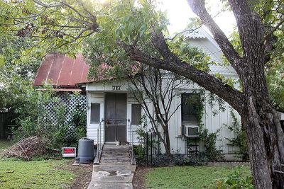 717 S Commerce Street, House other with 2 bedrooms, 1 bathrooms and 4 parking in Lockhart TX | Image 2