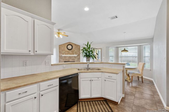 9511 Autumn Run Ln, House other with 3 bedrooms, 2 bathrooms and null parking in Converse TX | Image 5
