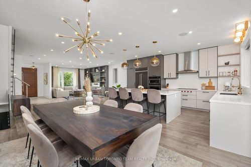 58 Manitoba St, Etobicoke, ON, M8Y1C9 | Card Image