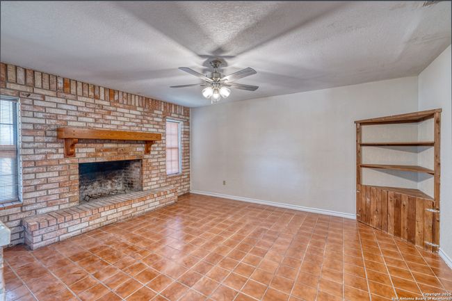 1390 Windmill Rd, House other with 2 bedrooms, 2 bathrooms and null parking in Uvalde TX | Image 5