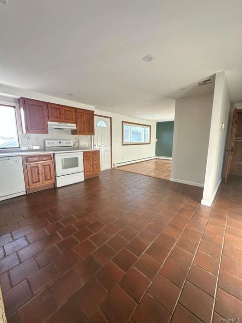 81 10th Ave, West Babylon, NY, 11704-4527 | Card Image