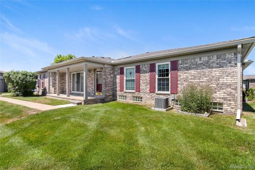 11186 Spruce Ct, Washington Township, MI, 48094-3725 | Card Image