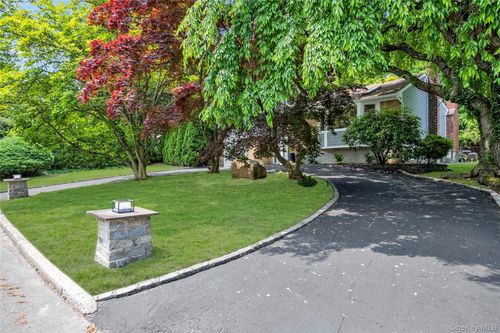 27 Meadowfield Ln, Glen Cove, NY, 11542-1636 | Card Image