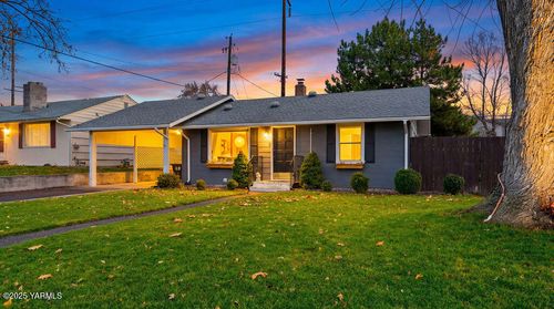 121 N 52nd Ave, Yakima, WA, 98908-3138 | Card Image