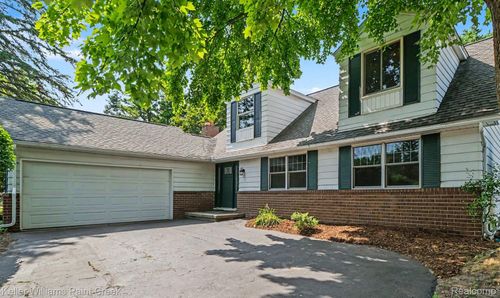 2711 Armstrong Dr, Lake Orion, MI, 48360-1705 | Card Image