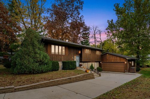 1121 4th St Ne, Independence, IA, 50644-2103 | Card Image