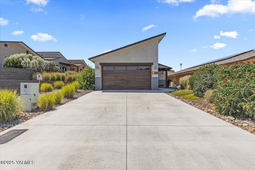 800 Selah Vista Way, Selah, WA, 98942-5905 | Card Image