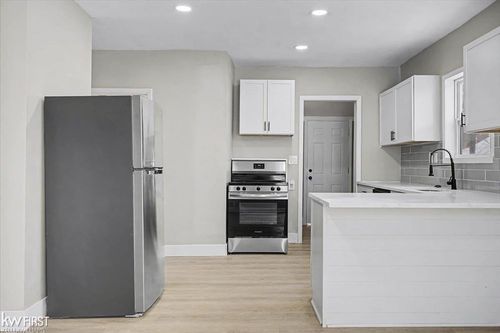 586 E Hayes Avenue, Hazel Park, MI, 48030 | Card Image