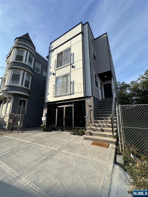 420 18th Ave, Newark, NJ, 07108-1633 | Card Image