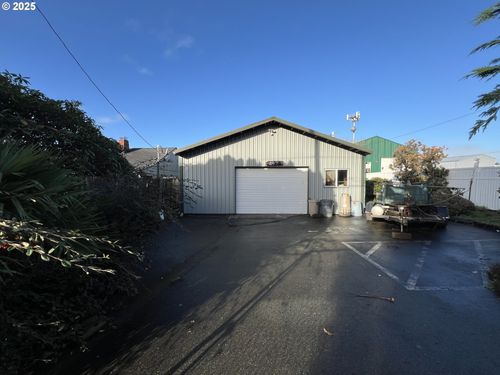 247 Wharf St, Brookings, OR, 97415-9653 | Card Image