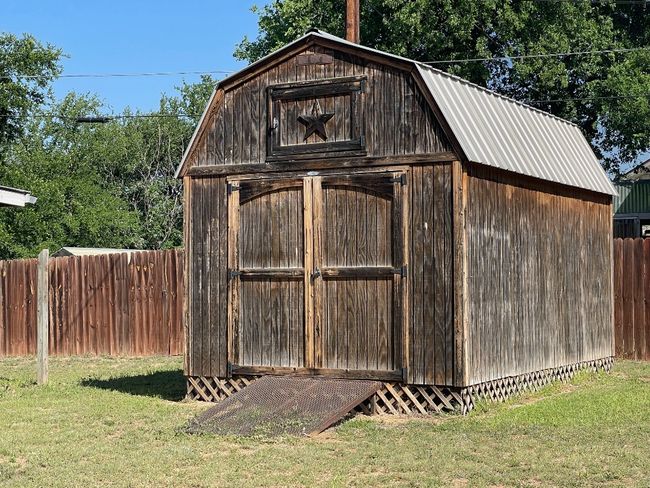 View of shed with fence | Image 26