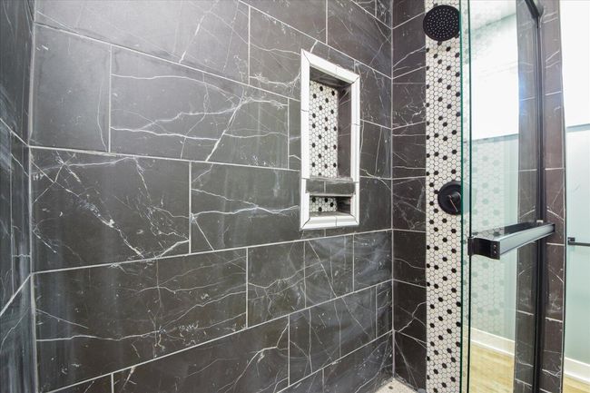 Walk-in Shower | Image 17