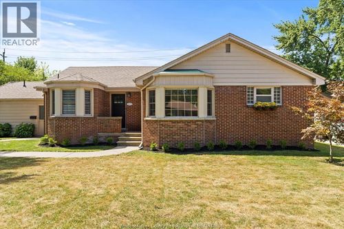 3579 Church St, Windsor, ON, N9E1V7 | Card Image