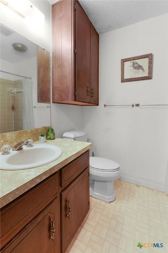 Secondary bathroom (shower/tub combo) | Image 28
