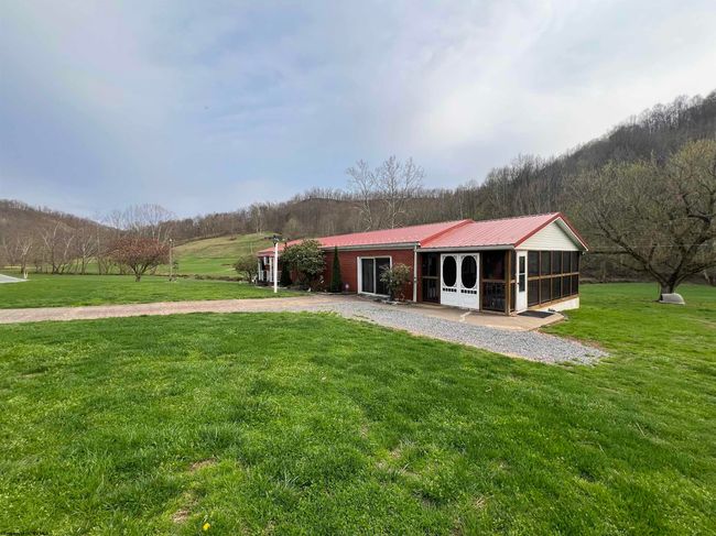 3730 Greenbrier Rd, Home with 3 bedrooms, 1 bathrooms and 3 parking in Salem WV | Image 5