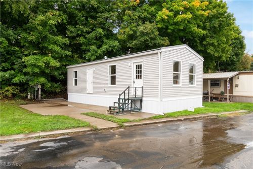 62 Nancy St, Barberton, OH, 44203-6654 | Card Image