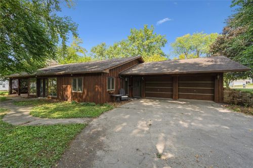 912 E 2nd St, Vinton, IA, 52349-2301 | Card Image