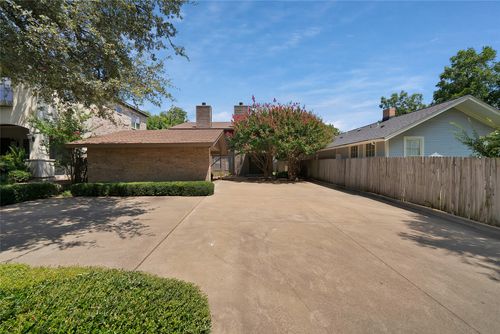 2415 Sanguinet St, Fort Worth, TX, 76107-4935 | Card Image