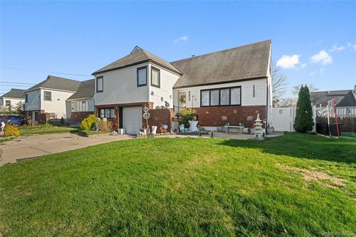 13 Noon Pl, Freeport, NY, 11520-5311 | Card Image