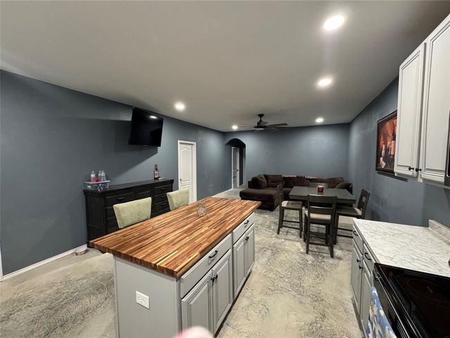 000 Old Farm Market 705 S, House other with 2 bedrooms, 2 bathrooms and 3 parking in Broaddus TX | Image 12