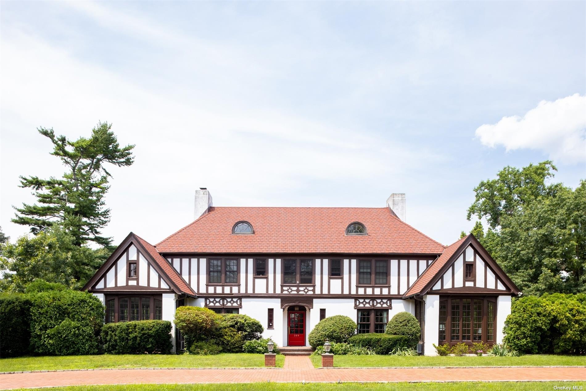 Stewart Ave, Garden City, NY 11530