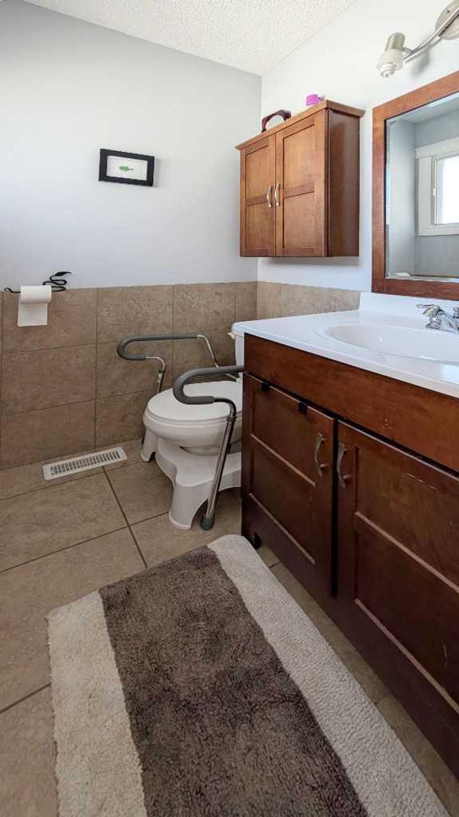 3503 Cedarille Drive Sw, House other with 5 bedrooms, 2 bathrooms and 2 parking in Calgary AB | Image 15
