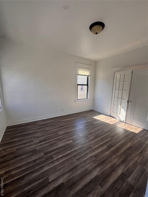 583 Van Nest Ave, Bronx, NY, 10460-2736 | Card Image