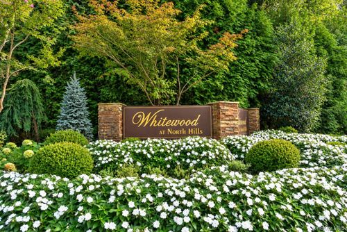 19 Woodcrest Dr, Roslyn, NY, 11576-3027 | Card Image