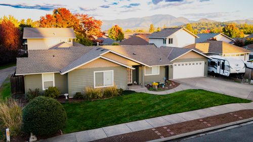 1307 Sw Sturgeon Ct, Grants Pass, OR, 97527-6405 | Card Image