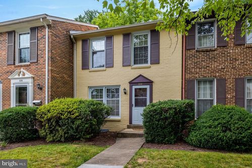 228 Commons Dr Nw, VIENNA, VA, 22180-4215 | Card Image