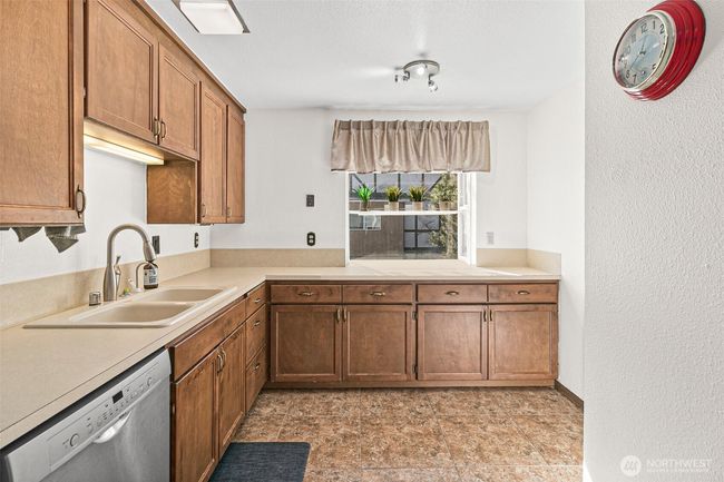 SO MUCH Counter Space. | Image 12