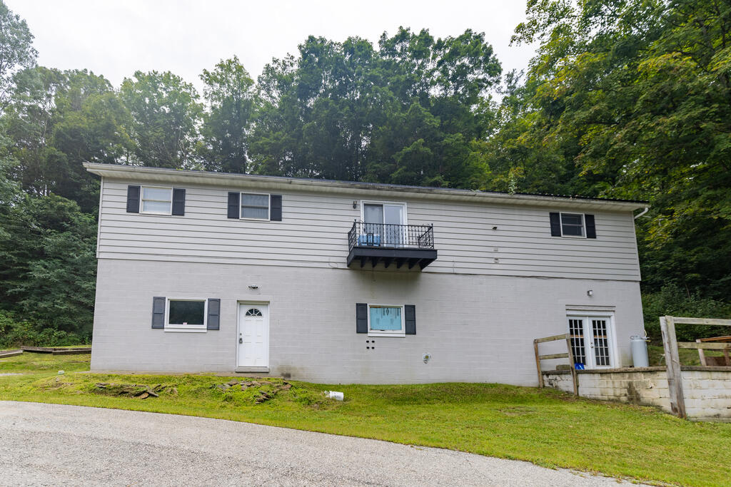 804 S Main St, Hollsopple, PA 15935