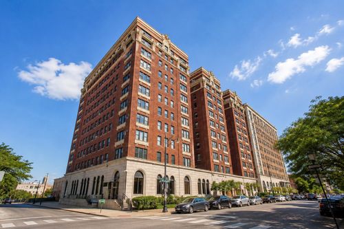 810-5300 Shore Dr, Chicago, IL, 60615-5718 | Card Image