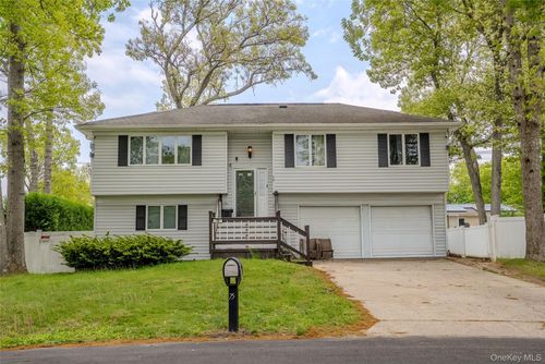 75 Park Ave, Ronkonkoma, NY, 11779-1727 | Card Image