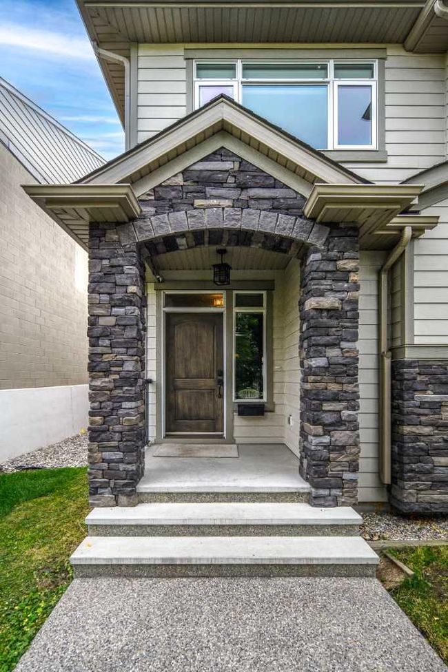 2116 15 Street Sw, Home with 3 bedrooms, 2 bathrooms and 2 parking in Calgary AB | Image 2
