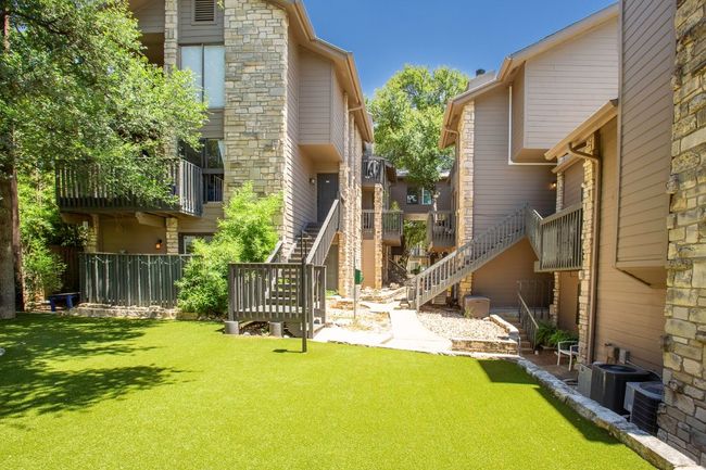 Complex exterior/dog area | Image 16