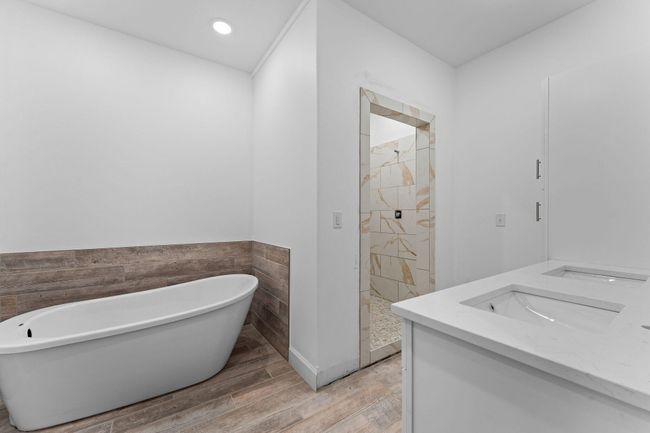Primary Bathroom | Image 15
