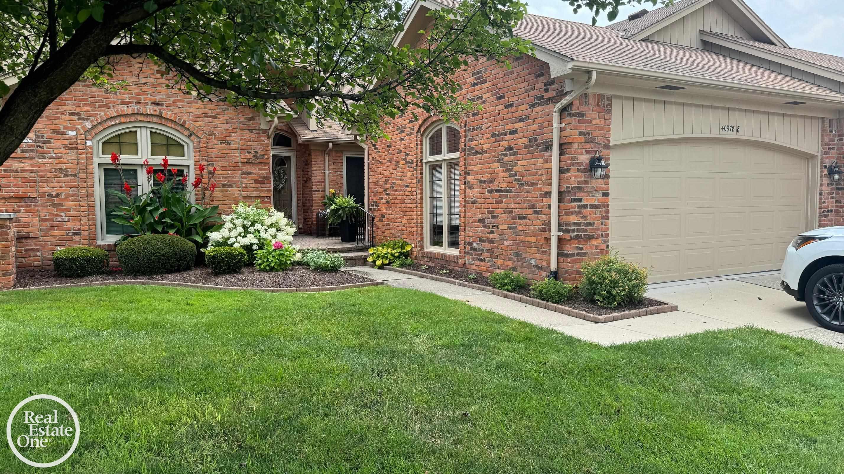 Rosewood Dr, Clinton Township, MI 48038