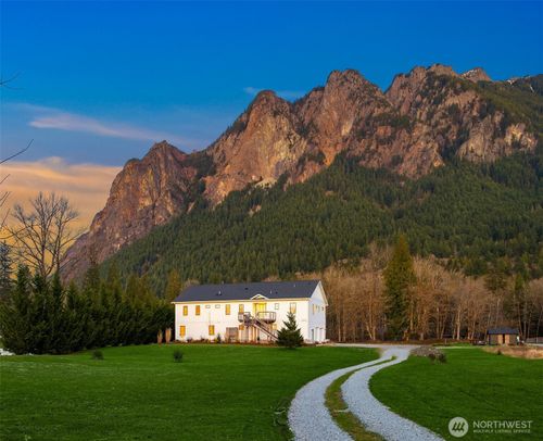 10210 428th Ave Se, North Bend, WA, 98045-9498 | Card Image