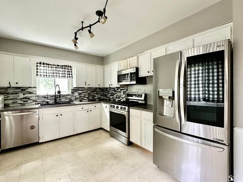 8464 Keitha Dr, Lambertville, MI, 48144-9638 | Card Image